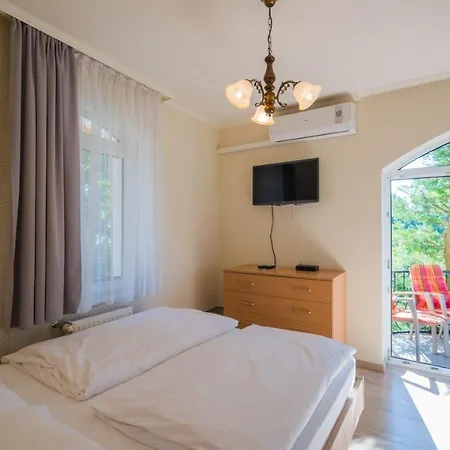 Jade Panzio Bed & Breakfast