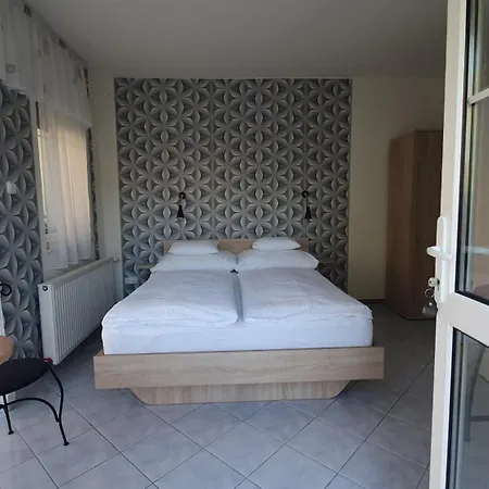 Jade Panzio Bed & Breakfast